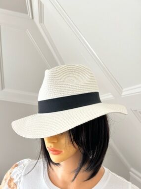 Women’s White Straw Fedora with Black Band. NWT.
